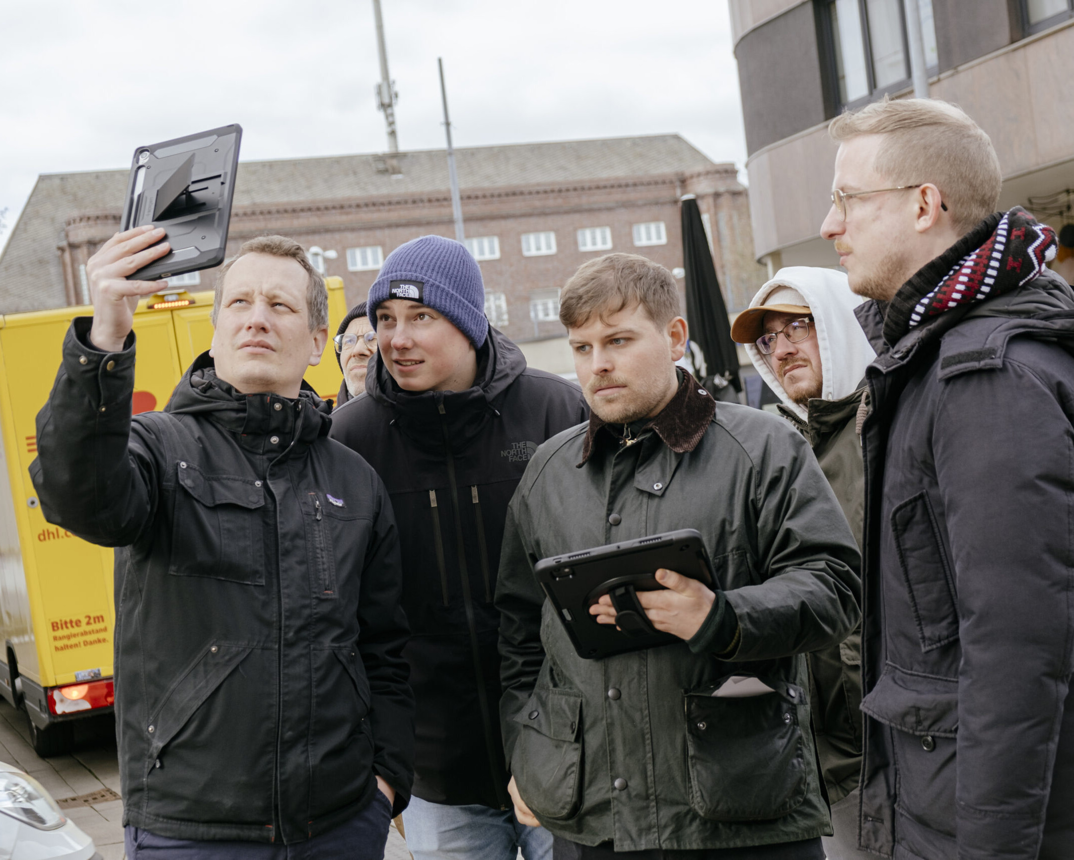 Das ARIZON-Team testet mit Tablets und Smartphones die AR-Funktionalitäten